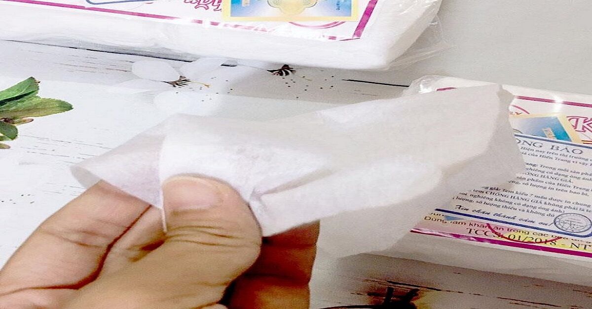 So sánh khăn khô đa năng và khăn ướt cho bé - loại nào tốt hơn?