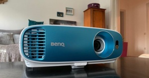 So sánh máy chiếu BenQ TK800M và Optoma UHD50X