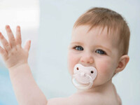 So sánh núm ti giả cao su và núm ti silicon