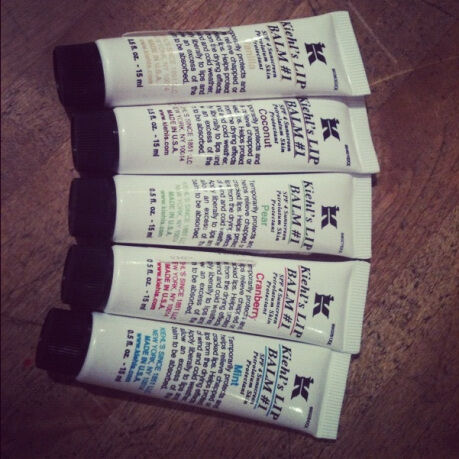 So sánh son dưỡng môi Blistex Medicated Mint Lip Balm và Kiehl's Lip Balm