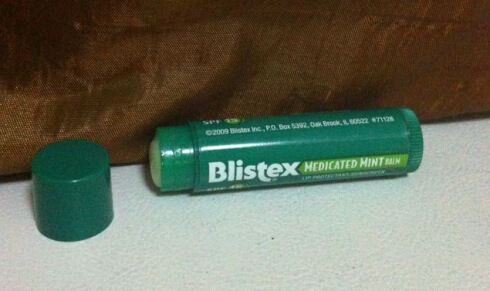 So sánh son dưỡng môi Blistex Medicated Mint Lip Balm và "son trứng" EOS Smooth Sphere Lip Balm