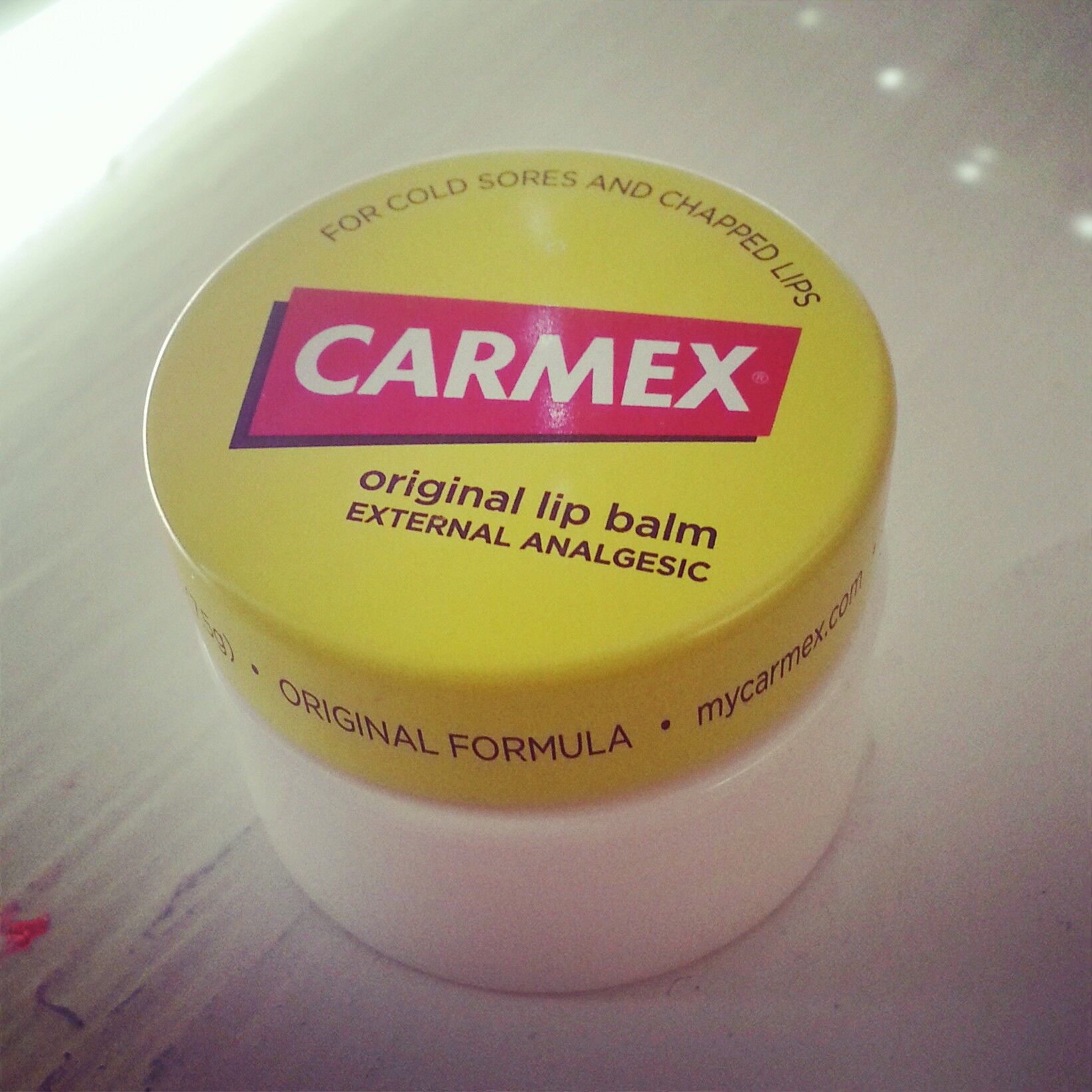 So sánh son dưỡng môi Camex moisturising lip balm (dạng hũ) và Kiehl's Lip Balm
