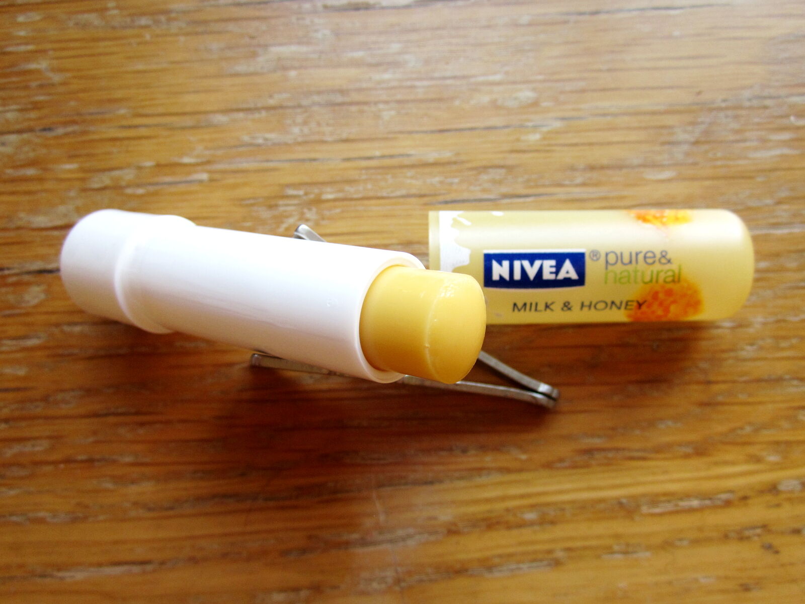 So sánh son dưỡng môi Camex moisturising lip balm và Nivea A Kiss of Milk & Honey Lip Care