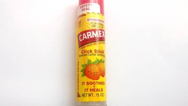 So sánh son dưỡng môi Carmex lip balm stick và The Body Shop Hemp Lip Conditioner