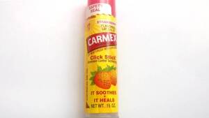 So sánh son dưỡng môi Carmex lip balm stick và The Body Shop Hemp Lip Conditioner