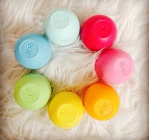 So sánh son dưỡng môi Carmex Moisturising và EOS Smooth Sphere