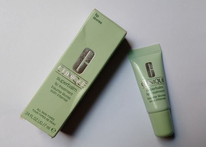 So sánh son dưỡng môi Clinique Superbalm Lip Treatment và son trứng EOS Smooth Sphere Lip Balm