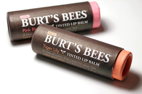 So sánh son dưỡng môi Dior Addict Lip Glow Color Reviver Balm và Burt’s Bees Tinted Lip Balm