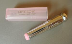 So sánh son dưỡng môi Dior Addict Lip Glow Color Reviver Balm  và Nuxe Reve de Miel Ultra-Nourishing Lip Balm