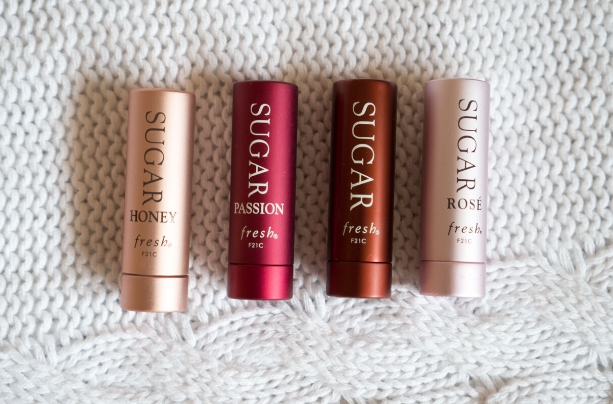 So sánh son dưỡng môi Fresh Sugar Lip Treatment và Chapstick Moisturizer lip balm