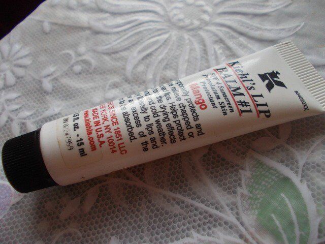 So sánh son dưỡng môi Kiehl's Lip Balm và son trứng EOS Smooth Sphere Lip Balm