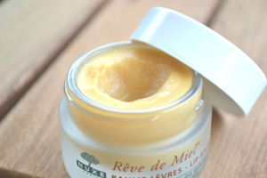 So sánh son dưỡng môi MAC Lip Conditioner và Nuxe Reve de Miel Ultra-Nourishing Lip Balm