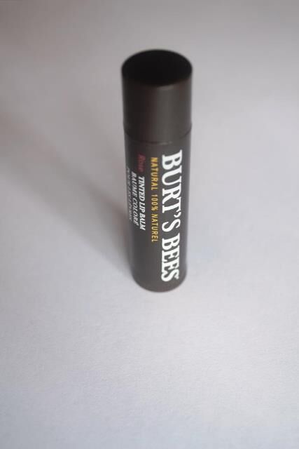 So sánh son dưỡng môi  Nivea A Kiss of Milk & Honey Lip Care và Burt’s Bees Tinted Lip Balm