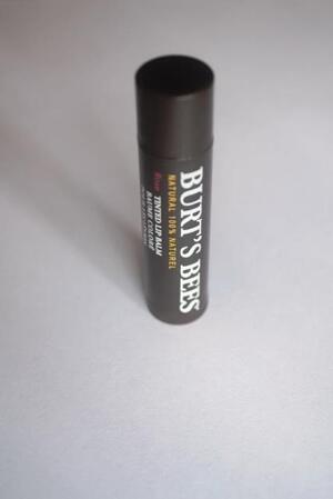 So sánh son dưỡng môi  Nivea A Kiss of Milk & Honey Lip Care và Burt’s Bees Tinted Lip Balm