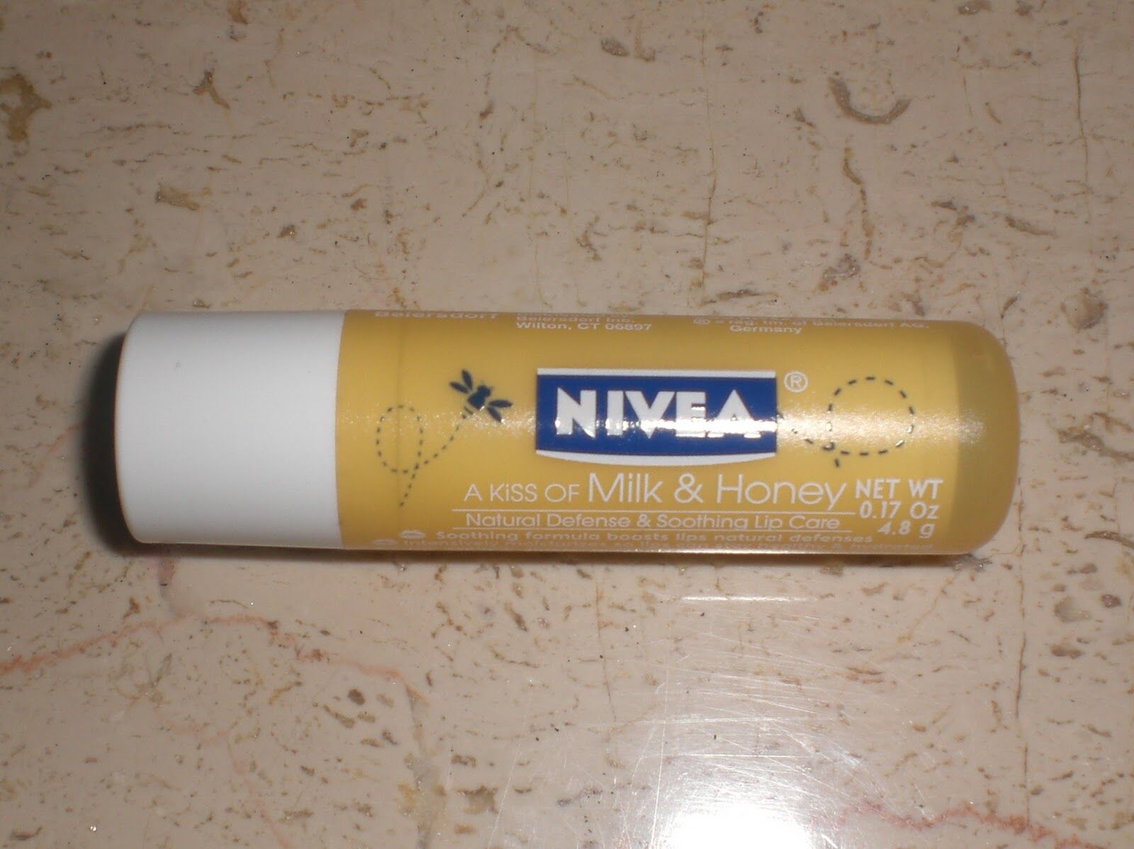 So sánh son dưỡng môi  Nivea A Kiss of Milk & Honey Lip Care và EOS Smooth Sphere Lip Balm
