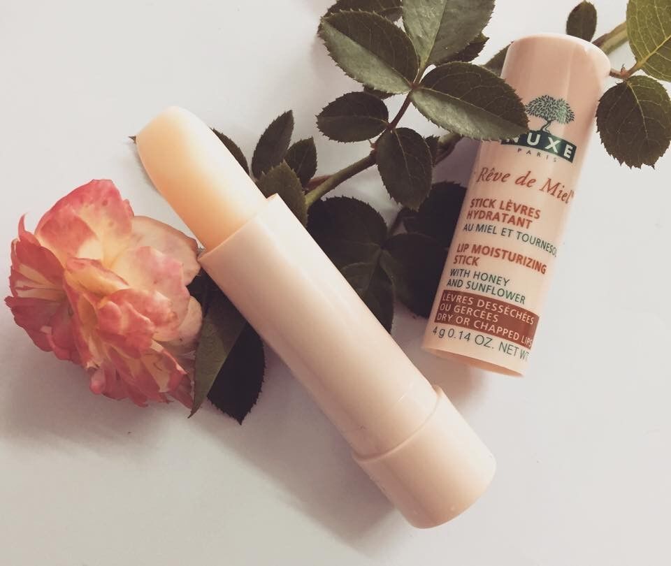 So sánh son dưỡng môi Nuxe Reve de Miel Lip Moisturizing Stick và son trứng EOS Smooth Sphere Lip Balm