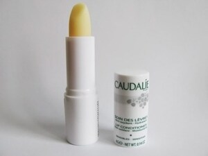 So sánh son dưỡng môi Nuxe Reve de Miel Lip Moisturizing Stick và Caudalie Lip Conditioner