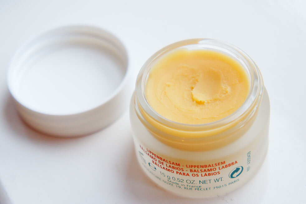 So sánh son dưỡng môi Nuxe Reve de Miel Ultra-Nourishing Lip Balm và Chapstick Moisturizer Original