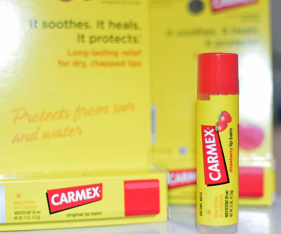 So sánh son dưỡng môi Secret Kiss Sweet Glam Tint Glow và Carmex lip balm stick