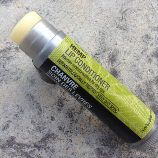 So sánh son dưỡng môi Skinfood Avocado lip balm và The Body Shop Hemp Lip Conditioner