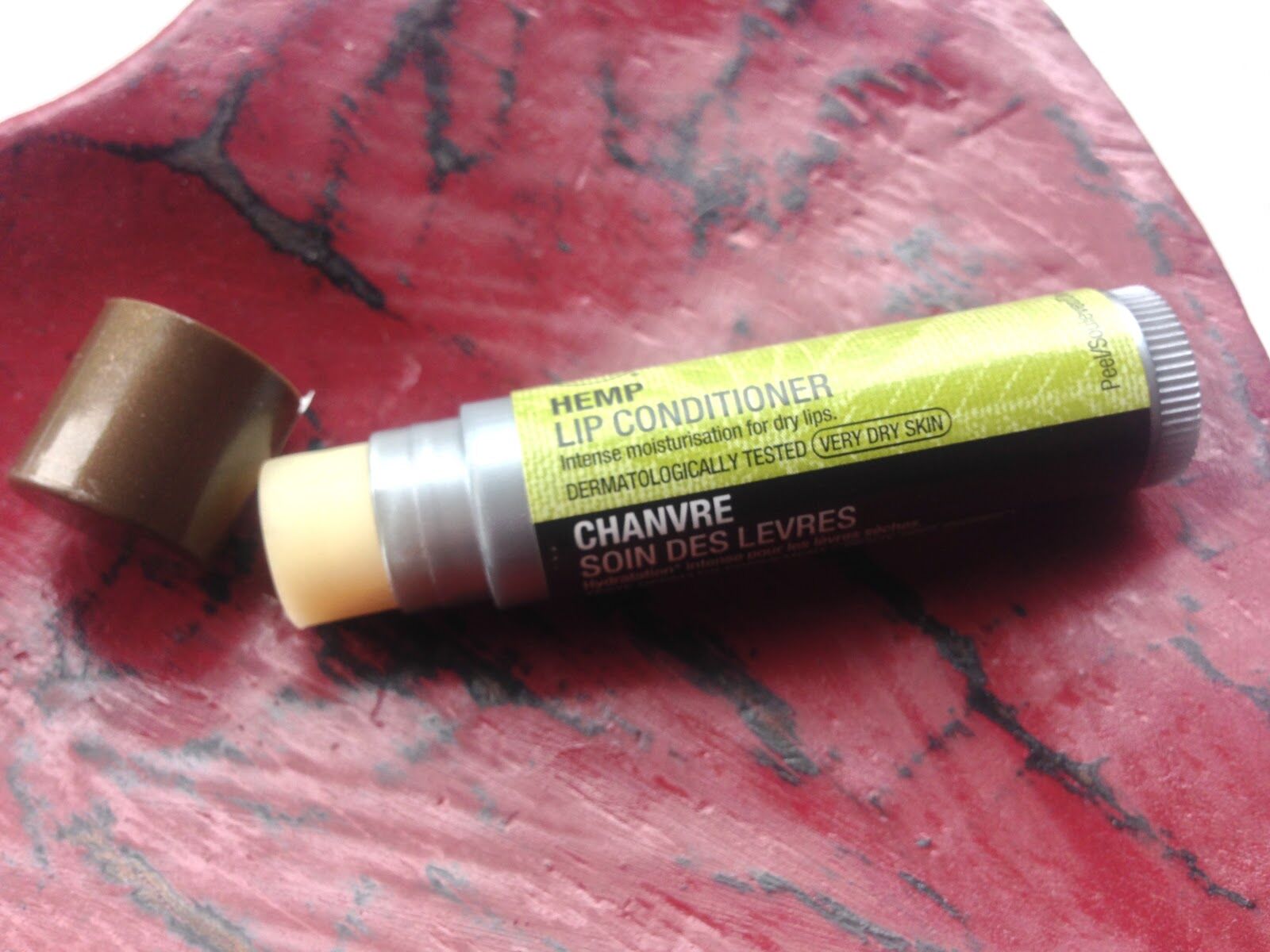 So sánh son dưỡng môi Smith’s Rosebud Salve và The Body Shop Hemp Lip Conditioner