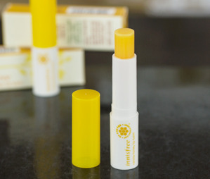 So sánh son dưỡng môi Smith’s Rosebud Salve và Innisfree Canola honey lip balm stick