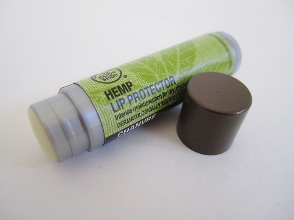 So sánh son dưỡng môi The Body Shop Chocomania Lip Butter và The Body Shop Hemp Lip Conditioner
