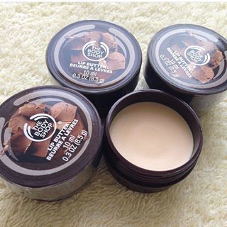 So sánh son dưỡng môi The Body Shop Chocomania Lip Butter và Clinique Superbalm Lip Treatment
