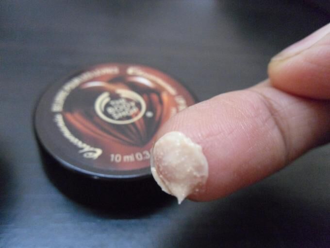 So sánh son dưỡng môi The Body Shop Chocomania Lip Butter và EOS Smooth Sphere Lip Balm