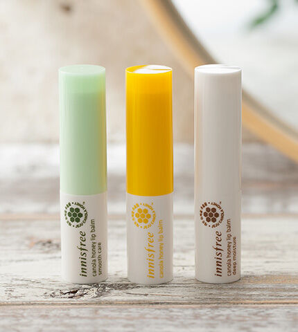 So sánh son dưỡng môi Innisfree Canola honey và Carmex Moisturising