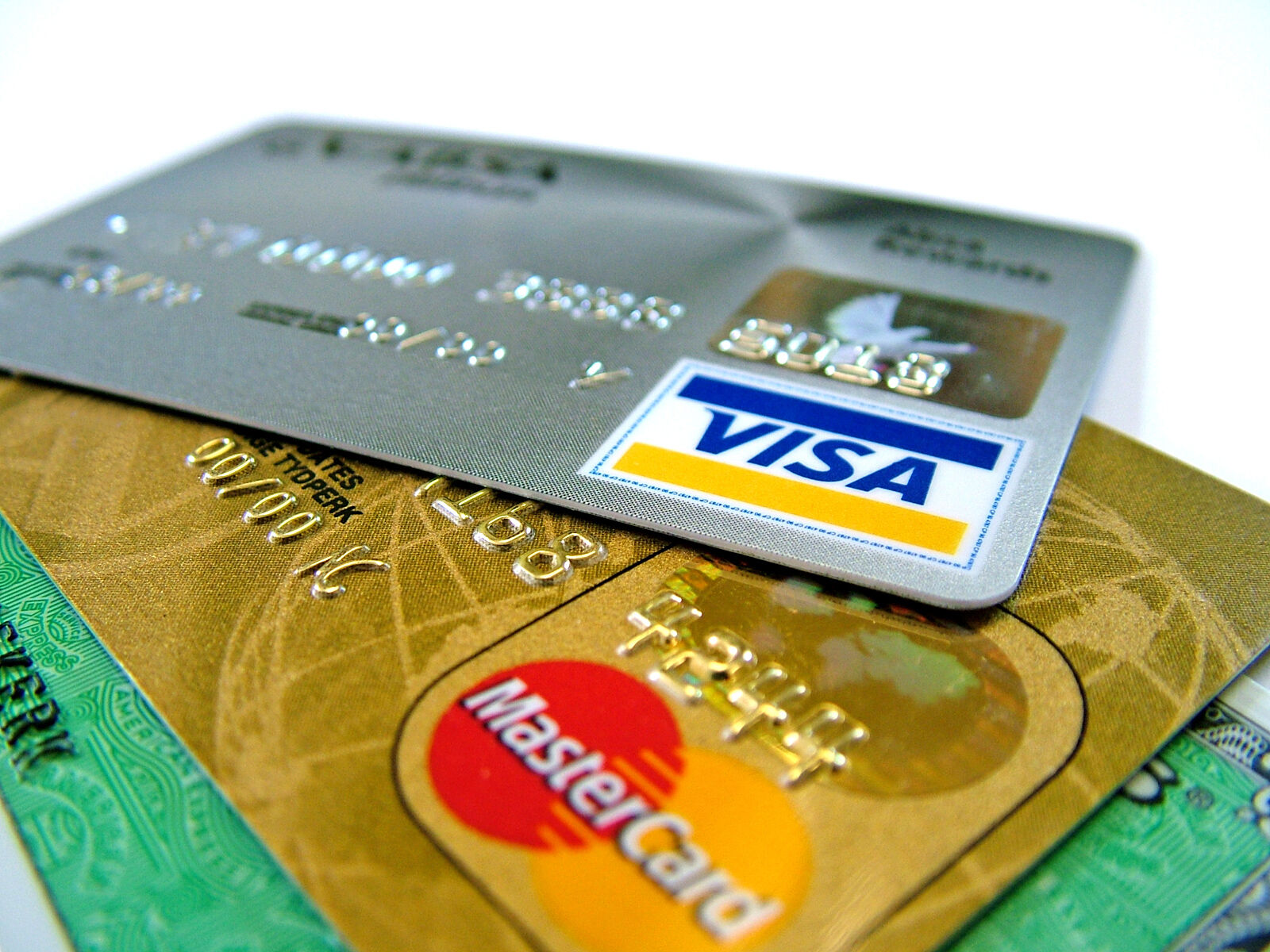 So sánh sự khác biệt giữa thẻ tín dụng và thẻ ATM