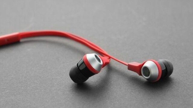 So sánh tai nghe Remax RM-535 và Cowon EM1: hai mẫu tai nghe bình dân