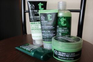 So sánh White Tree Snow Clarifying Booster Toner và The Body Shop Tea Tree Skin Clearing Toner