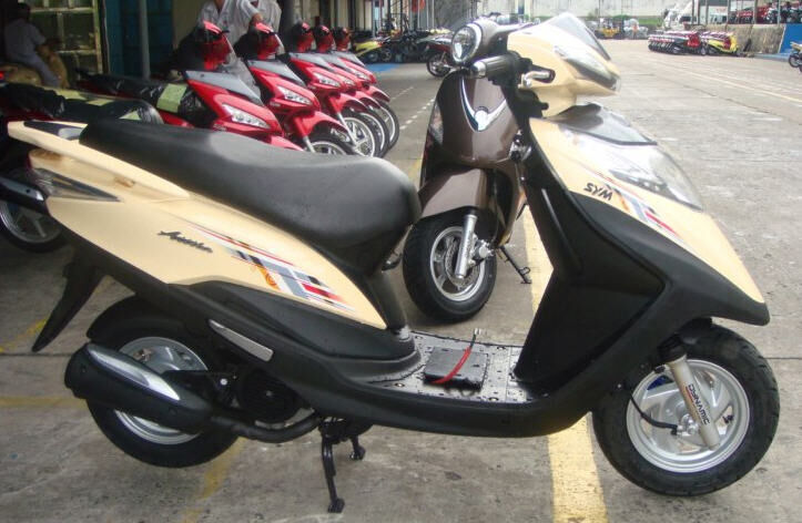 So sánh xe máy Honda Air Blade và SYM Attila Victoria