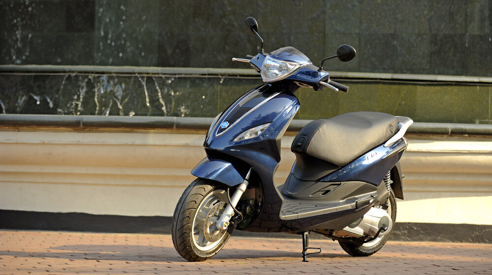 So sánh xe máy Piaggio Fly và Suzuki UA 125T