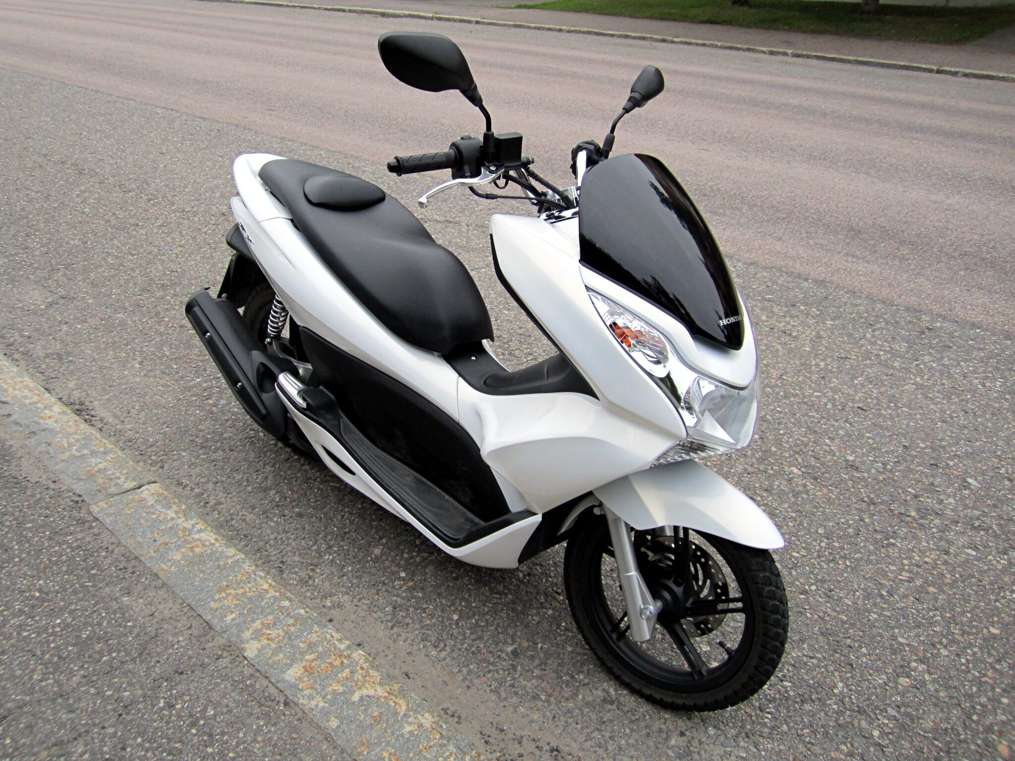 So sánh xe máy Piaggio Liberty và Honda PCX