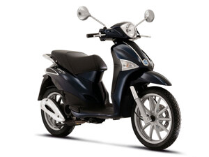 So sánh xe máy Piaggio Liberty  và SYM Shark