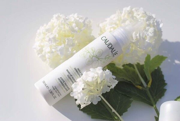 So sánh xịt khoáng Vichy và xịt khoáng Caudalie