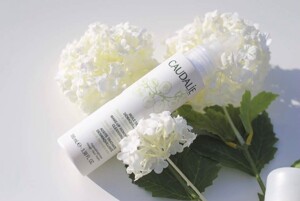 So sánh xịt khoáng Vichy và xịt khoáng Caudalie