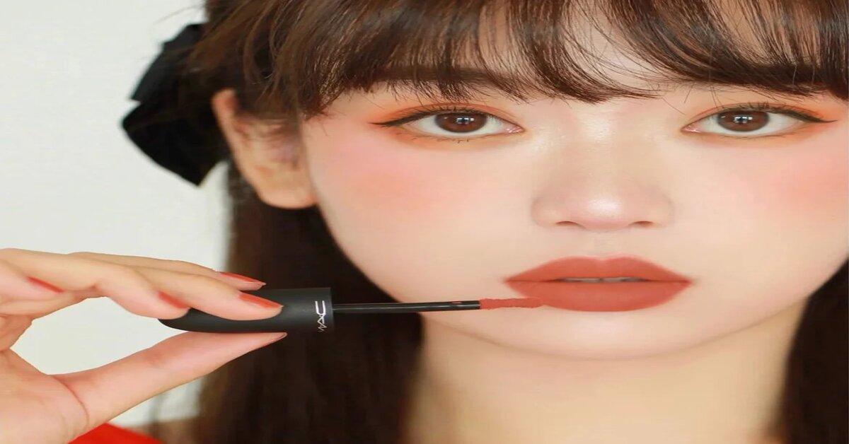 Son kem Mac 989 ra mắt từ năm 2018 vẫn chưa hết hot, màu son lên môi tự nhiên không cần maekeup