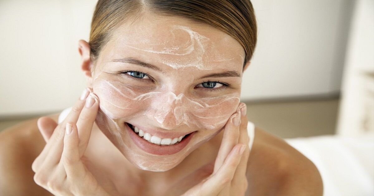 Sữa rửa mặt trị mụn là gì? Có những dạng nào?