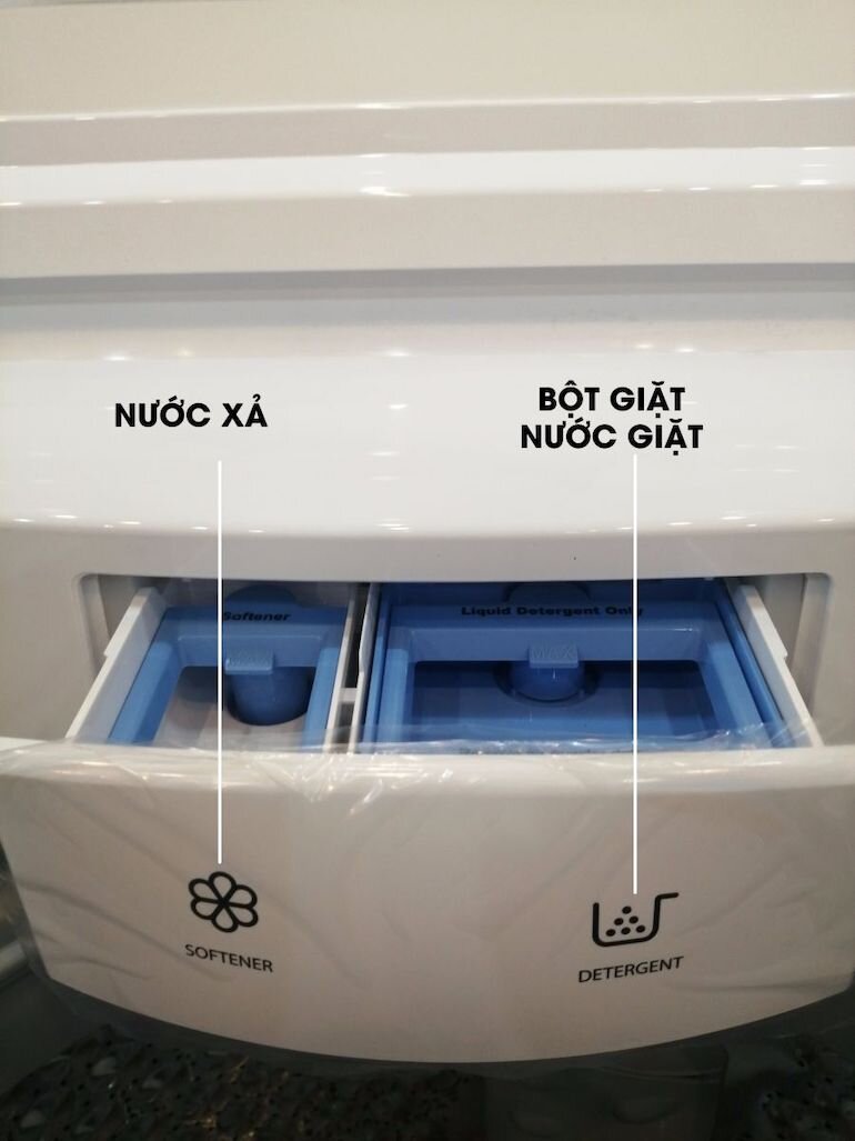 cách đổ nước giặt vào máy giặt cửa trên