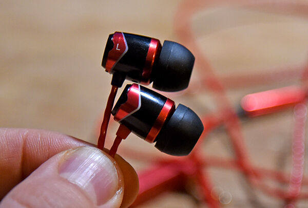 Tai nghe SoundMagic E10s: thiết kế đẹp, âm thanh chất