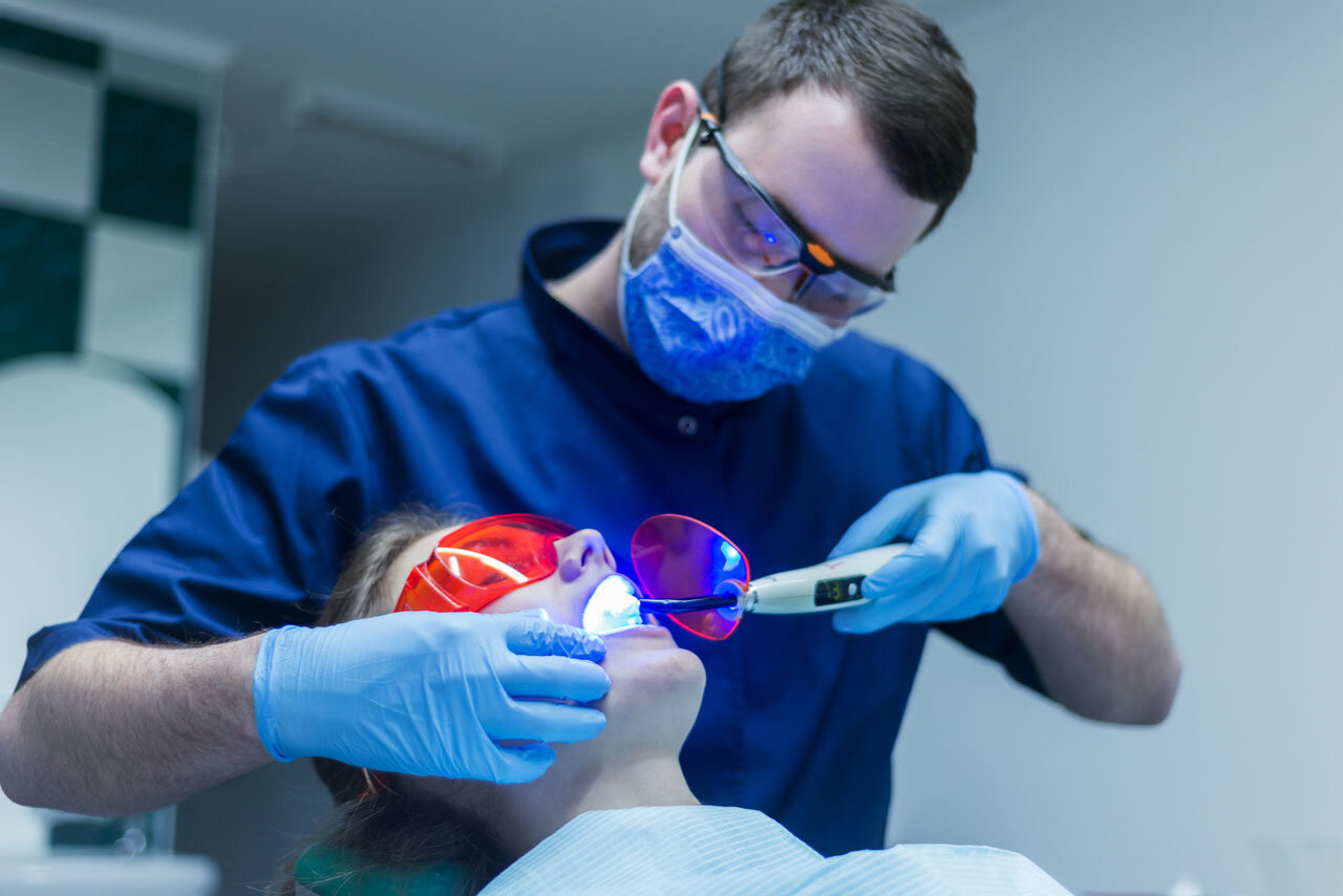 Tẩy trắng răng Laser Whitening là gì, có tốt không, giá bao nhiêu