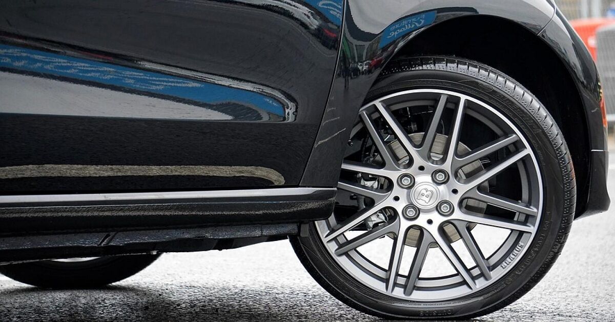 Thay lốp xe ô tô Mercedes bao nhiêu tiền năm 2019?