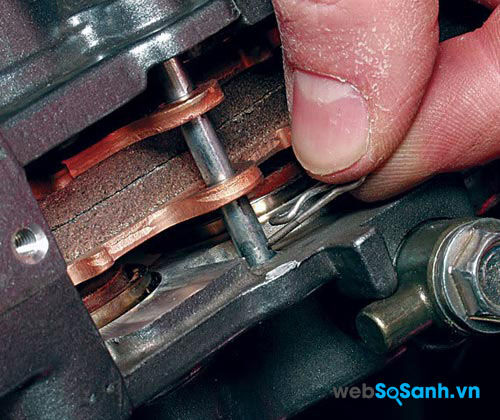 Thay má phanh xe máy với 5 bước nhanh gọn