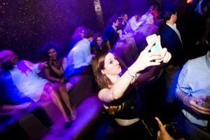 Thủ thuật chụp ảnh đẹp hơn với iPhone tại các bữa tiệc trong nhà