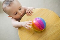 Tìm hiểu lý do tại sao trẻ lại thích ném mọi thứ?