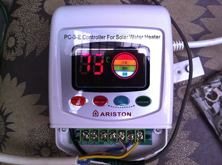 Bộ đo nhiệt độ của máy nước nóng năng lượng mặt trời ống sơ tán Ariston báo 73 độ