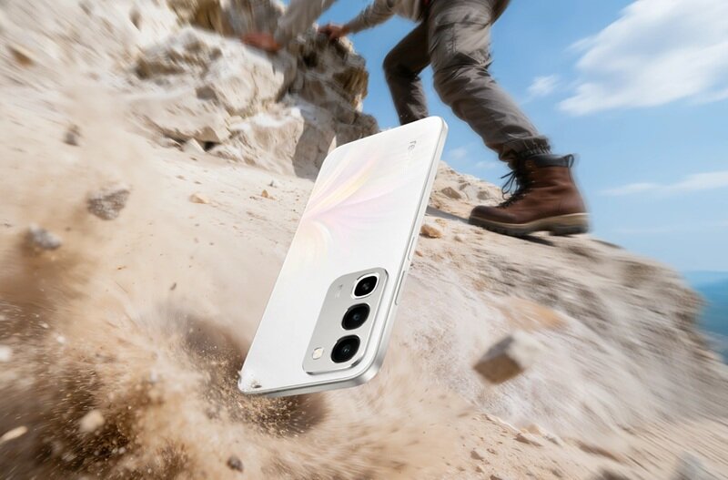 Realme C100 ra mắt với pin 8000 mAh, bền chuẩn quân đội, giá hợp lý